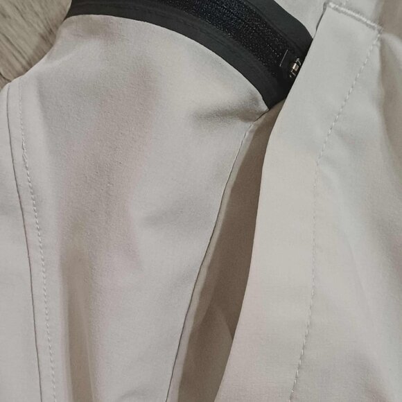 Women Stretchable Under Armour S/P (Small Petite) White Lightweight Shorts - Picture 6 of 7